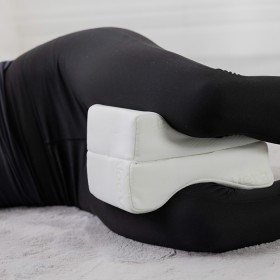 Solace+Aloe+Vera+Memory+Foam+Therapeutic+Knee+Pillow